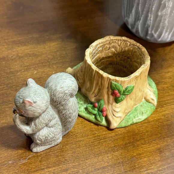 Franklin Mint Woodland Surprises Squirrel Porcelain Figurine in Tree Trunk 1984 - Picture 5 of 7